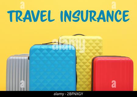 Concept d'assurance voyage. Valises sur fond jaune Banque D'Images