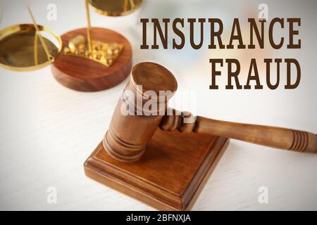 Concept de fraude d'assurance. Le gavel du juge à la table Banque D'Images