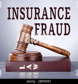 Concept de fraude d'assurance. Le gavel du juge et le livre sur la table Banque D'Images