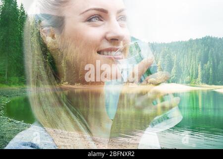 Double exposition du paysage et de l'eau potable de la jeune femme Banque D'Images