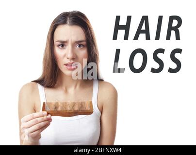 Concept de perte de cheveux. Jeune femme avec sabot sur fond blanc Banque D'Images