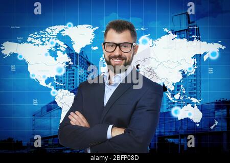 Homme d'affaires avec carte du monde et paysage urbain sur fond. Concept de négociation financière Banque D'Images