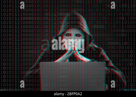 Pirate avec masque, ordinateur portable et code binaire sur fond sombre Banque D'Images