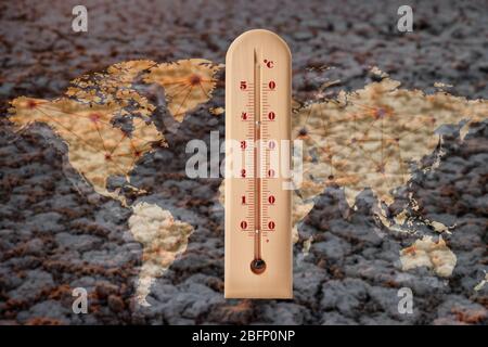 Carte du monde avec thermomètre indiquant la température élevée et le sol sec sur fond. Concept de réchauffement climatique et de changement climatique. Sauver la planète et l'environnement Banque D'Images