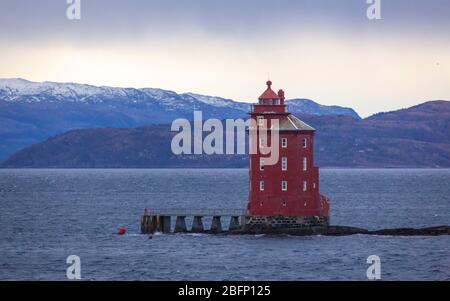 Spectaculaire ancien phare rouge Kjeungskjaeret FYR sur la mer de Norvège Banque D'Images