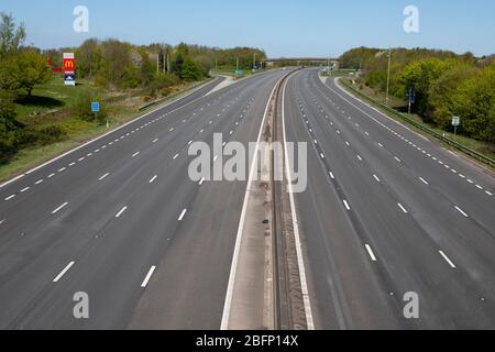 Voie vide sur l'autoroute M1 près de Chesterfield, Royaume-Uni l'autoroute M1 entre la jonction 28 et 29 près de Chesterfield est exceptionnellement calme en raison de l'épidémie de virus Corona. Dimanche 19 avril 2020. Crédit: Lucy Ray/Alay Live News Banque D'Images