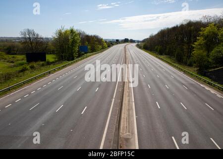 Voie vide sur l'autoroute M1 près de Chesterfield, Royaume-Uni l'autoroute M1 entre la jonction 28 et 29 près de Chesterfield est exceptionnellement calme en raison de l'épidémie de virus Corona. Dimanche 19 avril 2020. Crédit: Lucy Ray/Alay Live News Banque D'Images