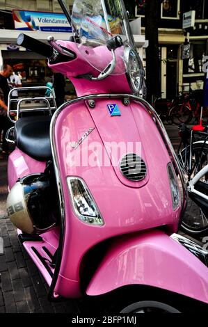 Vespa roses sur les rives des canaux d'Amsterdam Banque D'Images