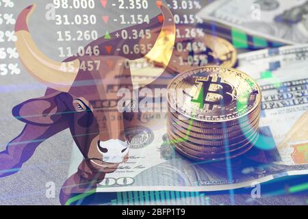 Double exposition de bull comme symbole de la bourse, des bitcoins et des billets en dollars. Concept de négociation financière Banque D'Images