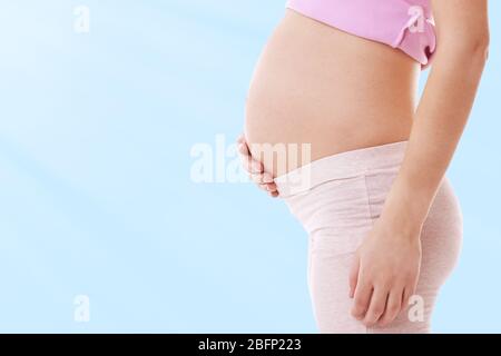 Femme enceinte sur fond clair Banque D'Images