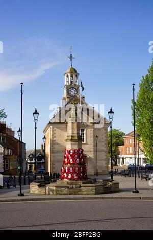 Brackley Town Hall et War Memorial, le Northamptonshire. Banque D'Images