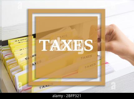 Concept de taxes. Effectuez une recherche manuelle dans divers documents fiscaux dans le tiroir ouvert Banque D'Images