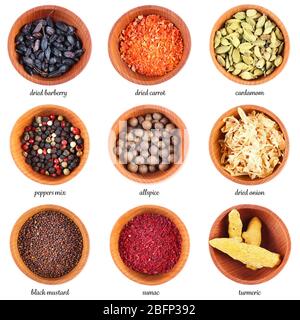 Grande collection d'épices et d'herbes différentes dans des bols en bois, isolés sur fond blanc Banque D'Images