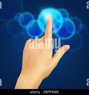 Main féminine en appuyant sur un bouton sur l'écran virtuel Banque D'Images