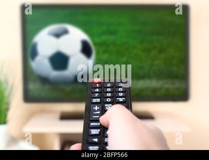 Homme regardant un match de football à la télévision à la maison. Banque D'Images