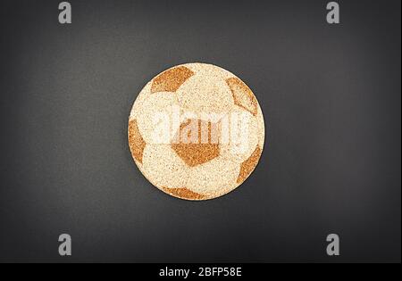 Symbole ballon de football sur liège, sur fond gris, vue de dessus Banque D'Images