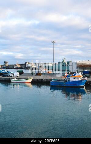 Ponta Delgada, Açores, Portugal - 12 janvier 2020: Port industriel dans la capitale des Açores portugaises. Bateaux et navires de fret amarrés dans le port par l'océan Atlantique. Photo verticale. Banque D'Images