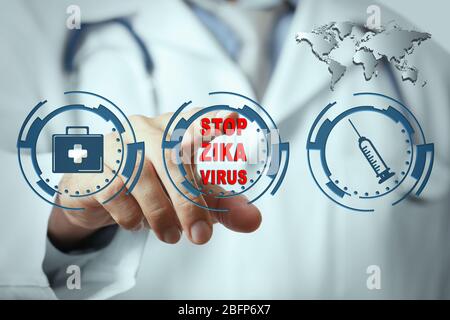 Concept de danger du virus Zika. Médecin travaillant avec écran virtuel, clôture. Bouton avec arrêt de texte virus zika. Banque D'Images