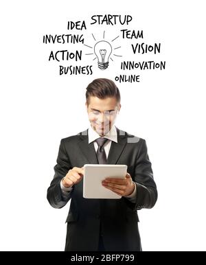 Jeune homme d'affaires utilisant une tablette sur fond blanc. Concept de formateur métier. Banque D'Images