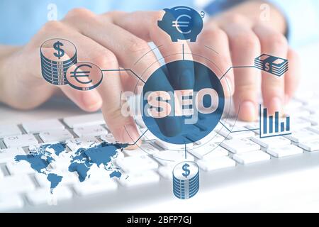 Saisie des mains féminines sur le clavier en gros plan. Technologie SEO Banque D'Images