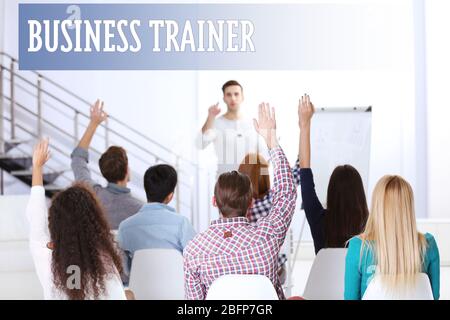 Concept de formation professionnelle. De jeunes collègues se levant les mains lors de la réunion d'affaires au bureau Banque D'Images