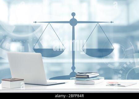 Concept de droit. Travail d'avocat avec ordinateur portable et échelles de la conception de justice sur fond flou. Banque D'Images