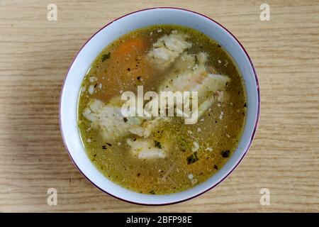 Soupe traditionnelle bulgare de poulet aux légumes et épices dans un bol blanc, Sofia, Bulgarie Banque D'Images