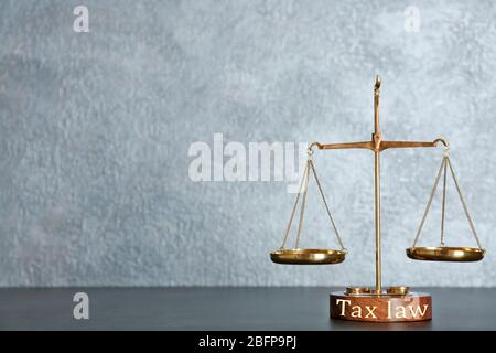 Les échelles de loi sur une table. Concept de droit fiscal Banque D'Images