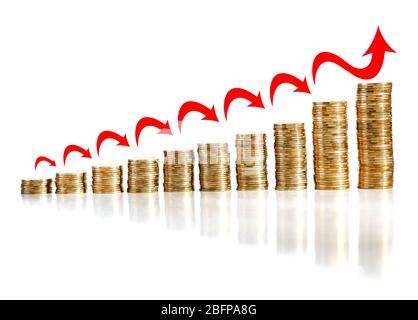 Piles de pièces sur fond blanc. Concept de taux de change. Banque D'Images