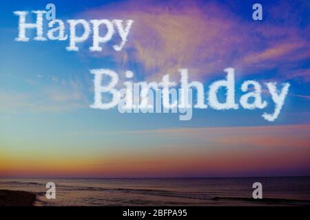 Texte Joyeux Anniversaire Et Magnifique Lever De Soleil Sur L Assaisonnement Photo Stock Alamy