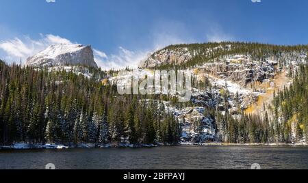 Une tempête de neige au début de l'automne dans le parc national des montagnes Rocheuses, au Colorado. Lac Bear avec fond de 12 713 pieds de crête de Hallet. Banque D'Images