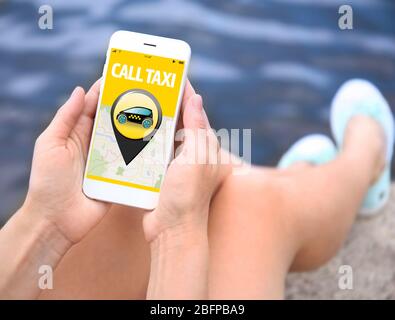 Taxi. Application sur téléphone Banque D'Images