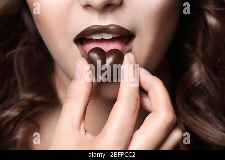 Girl eating chocolate, gros plan Banque D'Images