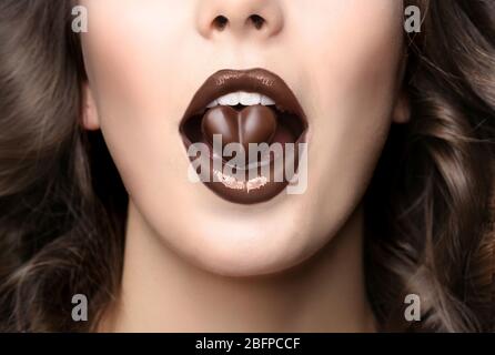 Girl eating chocolate, gros plan Banque D'Images