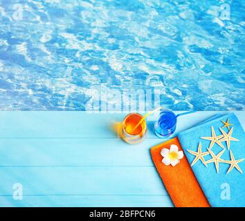 Plage d'été situé sur l'arrière-plan d'eau de piscine Banque D'Images