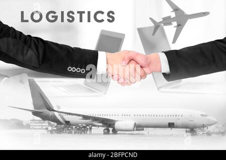 Concept logistique. Double exposition. Les hommes d'affaires se secouent les mains et les avions en arrière-plan Banque D'Images