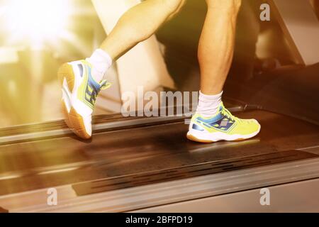 Man running on treadmill in gym Banque D'Images