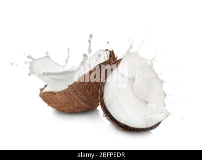 Noix de coco et projections de lait sur fond blanc Banque D'Images