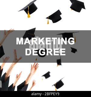 Concept de diplôme de marketing. Les étudiants jettent des casquettes de graduation sur fond blanc Banque D'Images