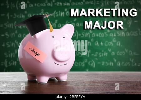 Concept majeur de marketing. Banque de porc dans le bouchon de graduation sur fond de tableau noir Banque D'Images