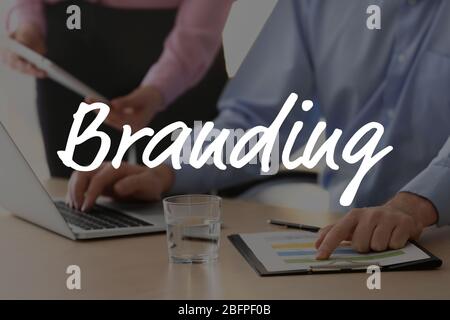 Concept de marketing de marque. Marquage de mot et personnel d'affaires sur fond Banque D'Images