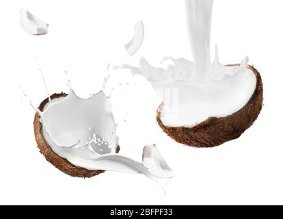 Noix de coco et projections de lait sur fond blanc Banque D'Images