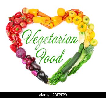 Concept de cuisine végétarienne. Coeur en légumes frais, fruits et baies sur fond blanc Banque D'Images
