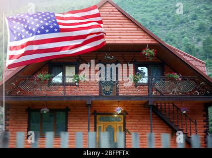 Waving USA drapeau devant la maison Banque D'Images