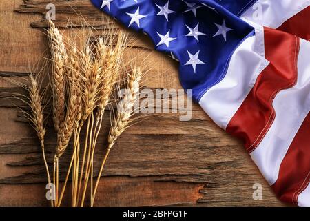 Drapeau américain et oreilles sur fond de bois. Concept d'agriculture Banque D'Images