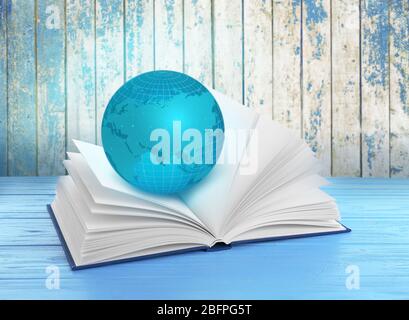 Globe et livre sur fond de bois. Concept de littérature mondiale Banque D'Images