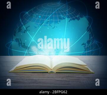 Livre sur table en bois et globe sur fond. Concept de littérature mondiale Banque D'Images