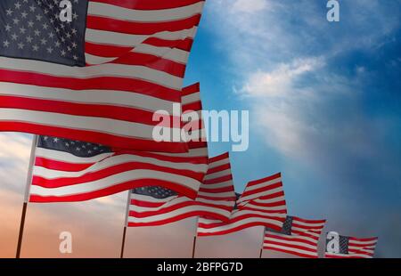 Agitant les drapeaux des États-Unis sur fond de ciel. Concept patriotique Banque D'Images