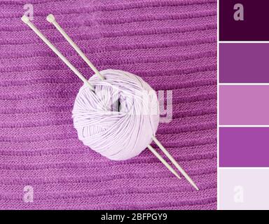 Palette de correspondance des couleurs. Boule de fil avec aiguilles sur fond textile lilas Banque D'Images