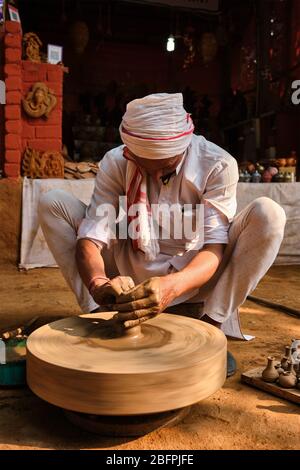 Potter indien au travail, Shilpagram, Udaipur, Rajasthan, Inde Banque D'Images